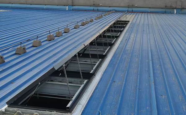 某城市大型商业综合体中庭志丹排烟窗工程